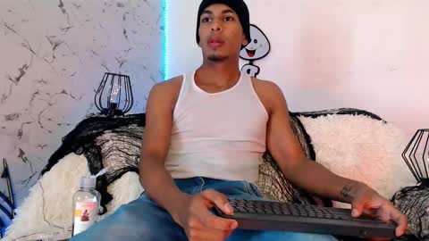 Lorian Vikel  online show from October 5, 9:45 pm