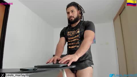 louis_marley_ online show from November 6, 4:41 pm