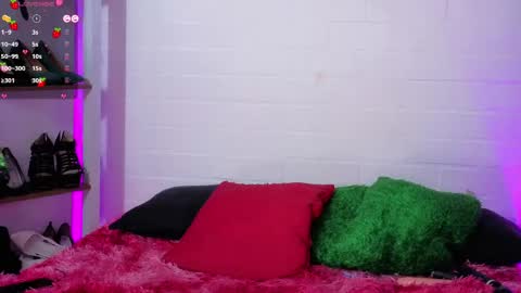 Snapshot of louise_nails chatting on May 7, 4:45 pm LouIse online show from May 7, 4:45 pm