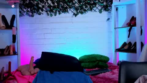 Snapshot of louise_nails chatting on May 30, 3:53 pm LouIse online show from May 30, 3:53 pm
