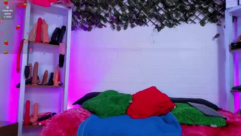 Snapshot of louise_nails chatting on June 5, 6:35 pm LouIse online show from June 5, 6:35 pm