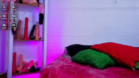 Snapshot of louise_nails chatting on June 9, 6:19 pm LouIse online show from June 9, 6:19 pm