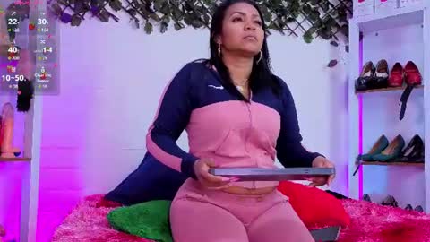 Snapshot of louise_nails chatting on June 15, 6:10 pm LouIse online show from June 15, 6:10 pm