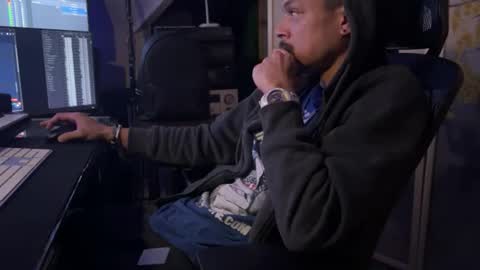 Snapshot of love4heelz chatting on January 9, 7:11 am Prynce online show from January 9, 7:11 am