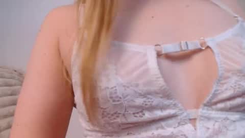 Snapshot of love_bella_ chatting on May 8, 12:16 am love bella online show from May 8, 12:16 am