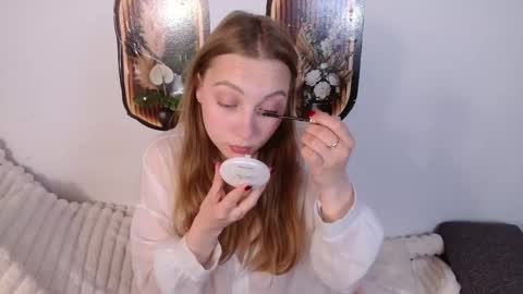 Snapshot of love_bella_ chatting on May 12, 12:41 am love bella online show from May 12, 12:41 am