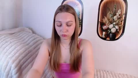 Snapshot of love_bella_ chatting on May 21, 12:17 am love bella online show from May 21, 12:17 am