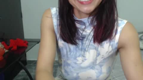 Snapshot of love_gatubela chatting on December 24, 4:22 am Nina online show from December 24, 4:22 am