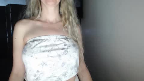 LoVe On  online show from February 7, 3:05 pm