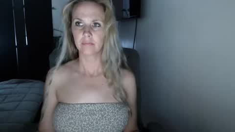 Snapshot of love_on_ chatting on May 3, 2:12 pm LoVe On online show from May 3, 2:12 pm