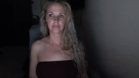 Snapshot of love_on_ chatting on May 7, 10:53 am LoVe On online show from May 7, 10:53 am