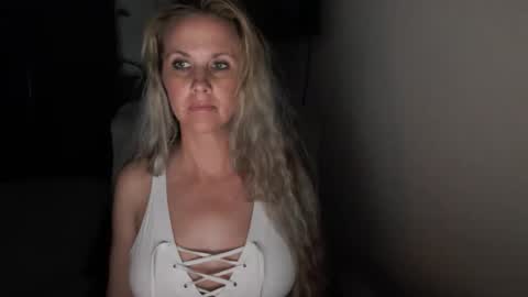 Snapshot of love_on_ chatting on May 10, 2:28 am LoVe On online show from May 10, 2:28 am