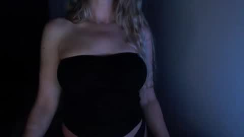 Snapshot of love_on_ chatting on June 7, 10:52 am LoVe On online show from June 7, 10:52 am