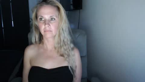 Snapshot of love_on_ chatting on June 8, 2:01 am LoVe On online show from June 8, 2:01 am