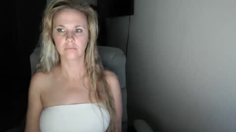Snapshot of love_on_ chatting on June 9, 10:38 am LoVe On online show from June 9, 10:38 am