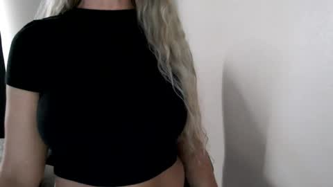 Snapshot of love_on_ chatting on June 28, 2:34 pm LoVe On online show from June 28, 2:34 pm