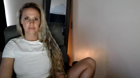 Snapshot of love_on_ chatting on July 15, 11:21 pm LoVe On online show from July 15, 11:21 pm