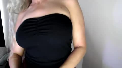 Snapshot of love_on_ chatting on July 20, 2:52 pm LoVe On online show from July 20, 2:52 pm