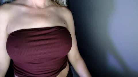 Snapshot of love_on_ chatting on July 25, 2:53 am LoVe On online show from July 25, 2:53 am