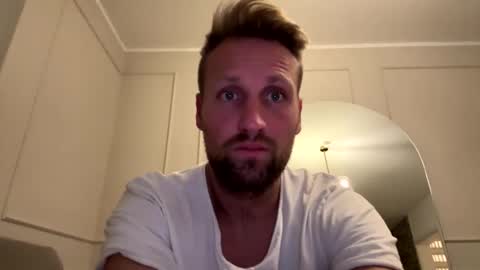 lovefuesse online show from November 6, 7:15 pm