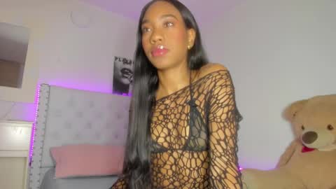 Snapshot of loveit_hermione chatting on February 6, 4:10 am Val online show from February 6, 4:10 am