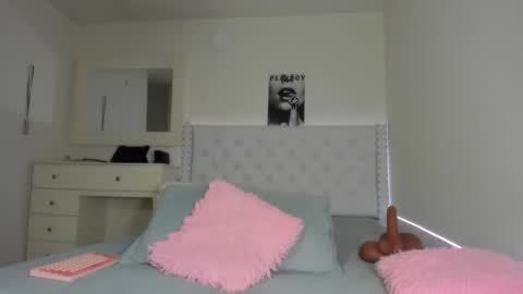 Snapshot of loveit_hermione chatting on December 5, 12:19 am Val online show from December 5, 12:19 am