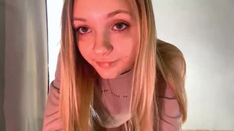 Snapshot of lovelladeboer chatting on October 16, 6:03 am Ella online show from October 16, 6:03 am