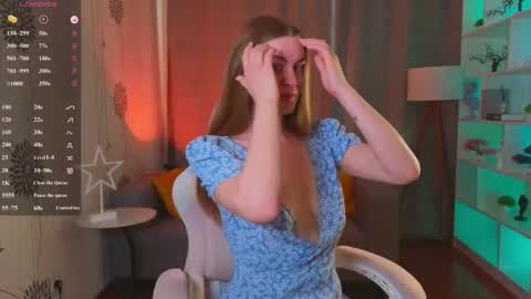 Snapshot of lovellalipss chatting on May 18, 12:00 pm Laura online show from May 18, 12:00 pm