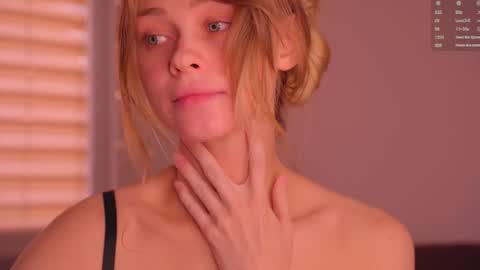 Snapshot of lovellynelly chatting on November 11, 1:22 pm Nelly online show from November 11, 1:22 pm