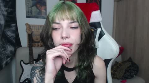 Snapshot of lovely_cass chatting on December 31, 8:15 am Cassie online show from December 31, 8:15 am