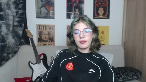 Snapshot of lovely_cass chatting on February 8, 1:22 am Cassie online show from February 8, 1:22 am