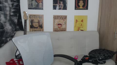 Snapshot of lovely_cass chatting on February 9, 3:32 am Cassie online show from February 9, 3:32 am