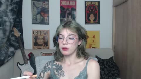 Snapshot of lovely_cass chatting on February 22, 12:27 am Cassie online show from February 22, 12:27 am