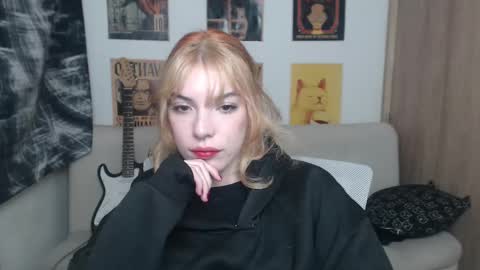 Snapshot of lovely_cass chatting on March 6, 9:14 am Cassie online show from March 6, 9:14 am