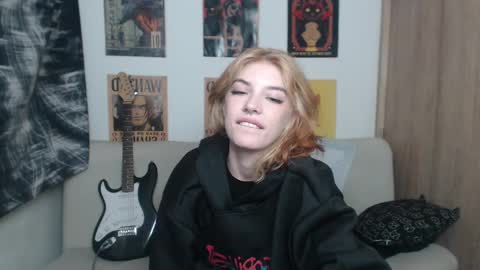 Snapshot of lovely_cass chatting on March 10, 9:32 am Cassie online show from March 10, 9:32 am