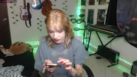 Snapshot of lovely_cass chatting on December 5, 5:16 am Cassie online show from December 5, 5:16 am