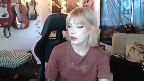 Snapshot of lovely_cass chatting on May 27, 8:50 pm Cassie online show from May 27, 8:50 pm