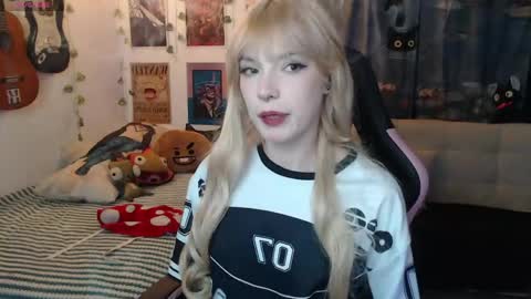 Snapshot of lovely_cass chatting on June 3, 11:54 pm Cassie online show from June 3, 11:54 pm