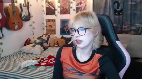 Snapshot of lovely_cass chatting on June 5, 12:17 am Cassie online show from June 5, 12:17 am