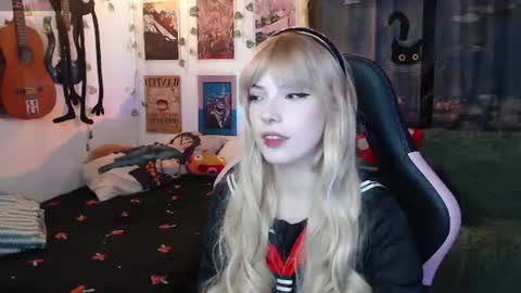 Snapshot of lovely_cass chatting on June 17, 11:38 pm Cassie online show from June 17, 11:38 pm