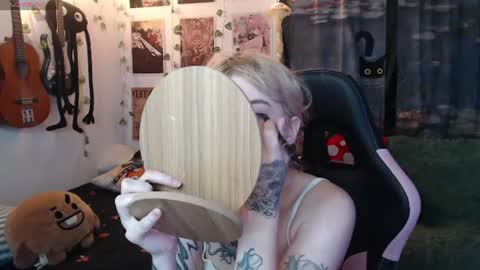 Snapshot of lovely_cass chatting on June 19, 12:15 am Cassie online show from June 19, 12:15 am