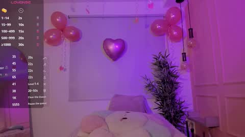 Snapshot of lovely_emma18 chatting on February 14, 1:41 pm Emma online show from February 14, 1:41 pm