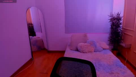 Snapshot of lovely_emma18 chatting on June 2, 1:02 pm Emma online show from June 2, 1:02 pm