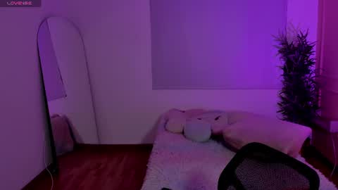 Snapshot of lovely_emma18 chatting on June 9, 1:23 pm Emma online show from June 9, 1:23 pm