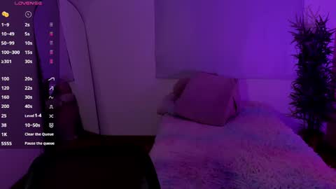 Snapshot of lovely_emma18 chatting on June 12, 1:32 pm Emma online show from June 12, 1:32 pm