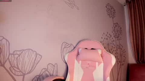 Snapshot of lovely_paris_01 chatting on July 9, 6:17 am Paris Rose online show from July 9, 6:17 am