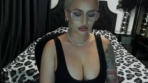Snapshot of lovelyblondyxxx chatting on May 4, 9:55 pm PrAllinXXXa online show from May 4, 9:55 pm