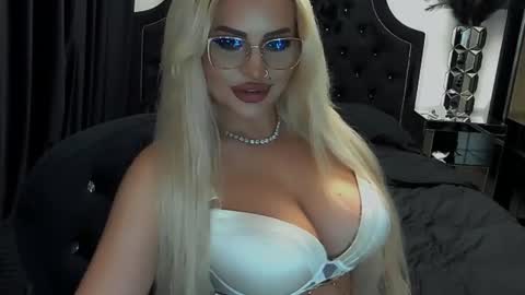 Snapshot of lovelyblondyxxx chatting on June 9, 10:21 pm PrAllinXXXa online show from June 9, 10:21 pm