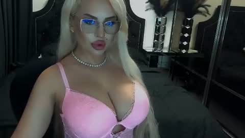 Snapshot of lovelyblondyxxx chatting on June 10, 10:52 pm PrAllinXXXa online show from June 10, 10:52 pm