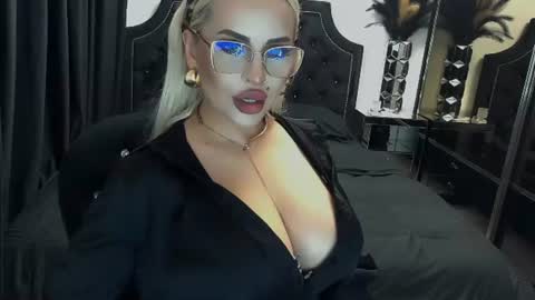Snapshot of lovelyblondyxxx chatting on June 12, 10:19 pm PrAllinXXXa online show from June 12, 10:19 pm